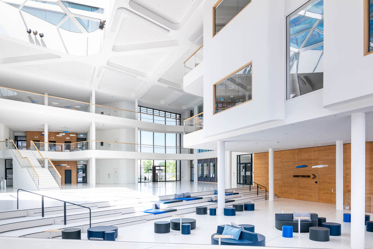 Modernes Firmengebäude in Essen mit lichtdurchflutetem Atrium und stilvoller Architektur.