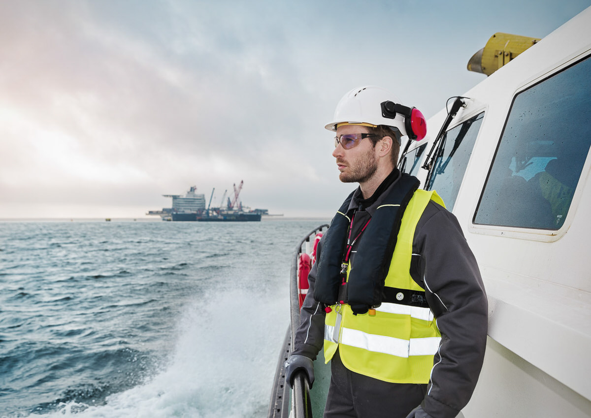 Industriefotografie: Sicherheitsausrüstung und maritime Arbeitssituation auf hoher See.