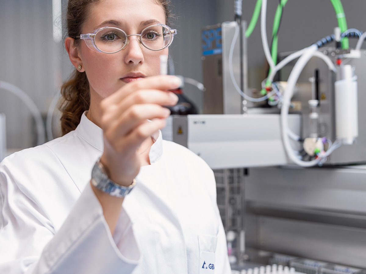 Corporate-Fotografie: Wissenschaftlerin im Labor mit moderner Analyse-Technik.